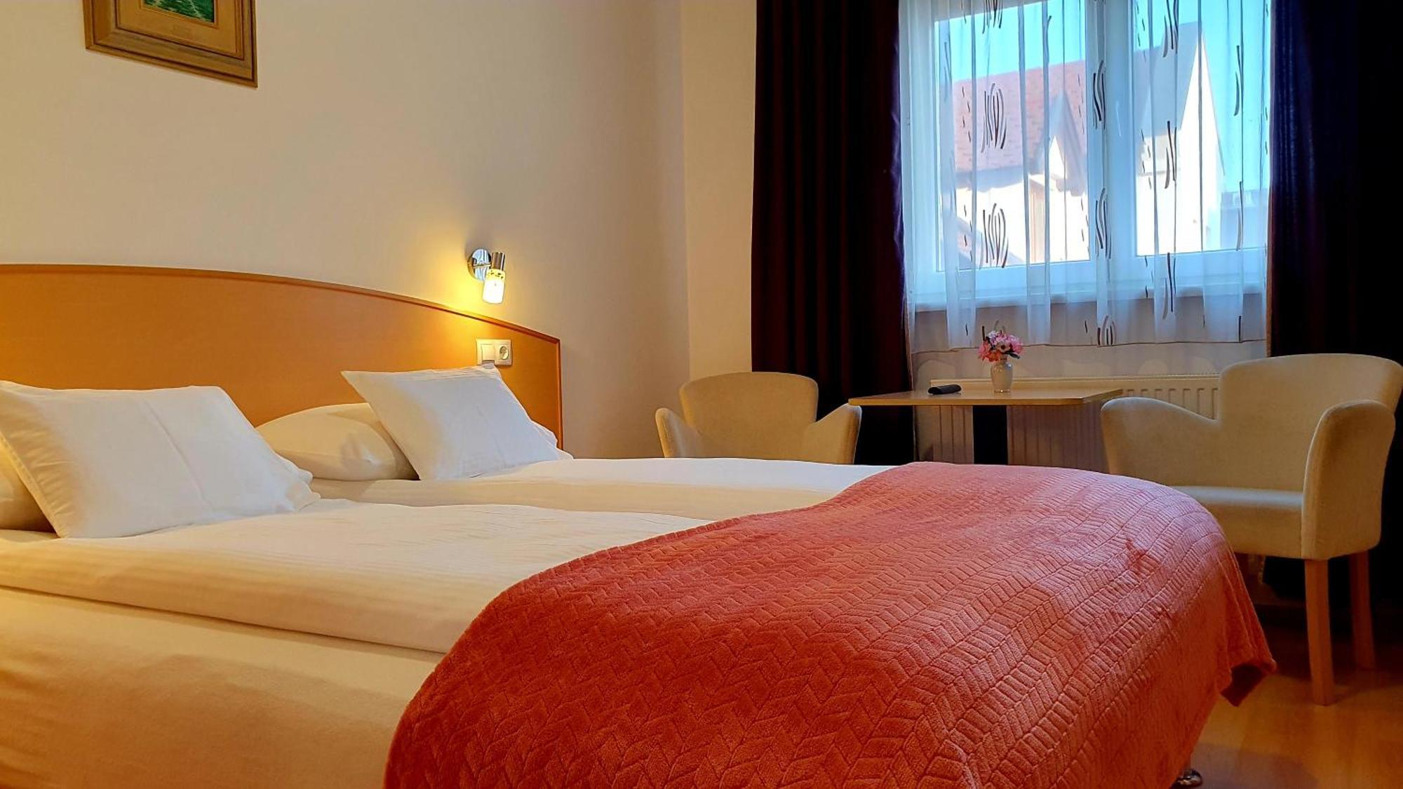 Hotel Éva Panzió Sárvár Esterno foto
