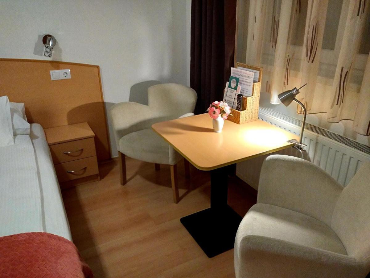 Hotel Éva Panzió Sárvár Esterno foto