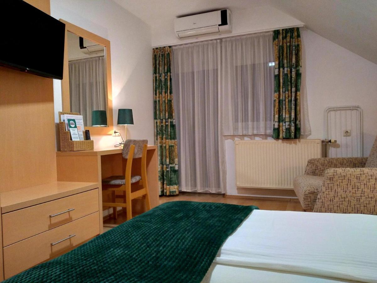 Hotel Éva Panzió Sárvár Esterno foto