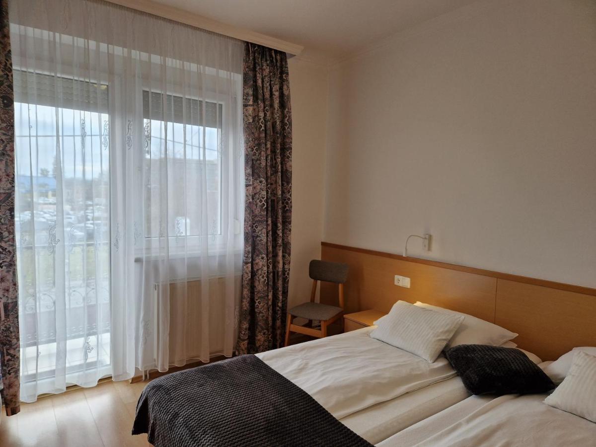 Hotel Éva Panzió Sárvár Esterno foto