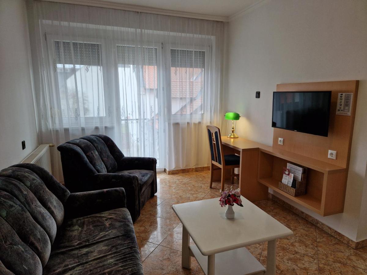 Hotel Éva Panzió Sárvár Esterno foto
